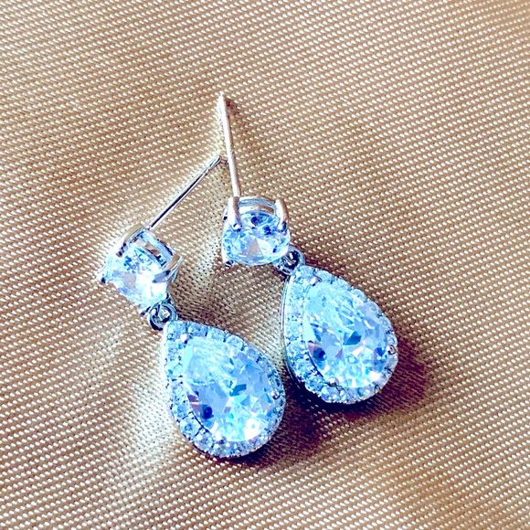 ♦️SALE♦️🌟2/$25🌟Bright White Crystal Zirconia Drop Earrings - Picture 10 of 11